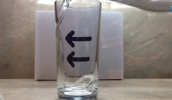 水を注ぐと矢印が反対に