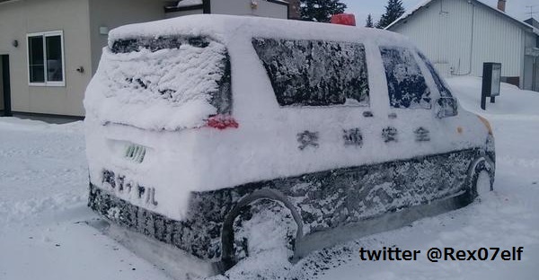 パトカー雪だるま