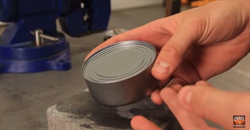 覚えておくと便利 缶切りなしで缶詰を開ける裏ワザ Buzzmag