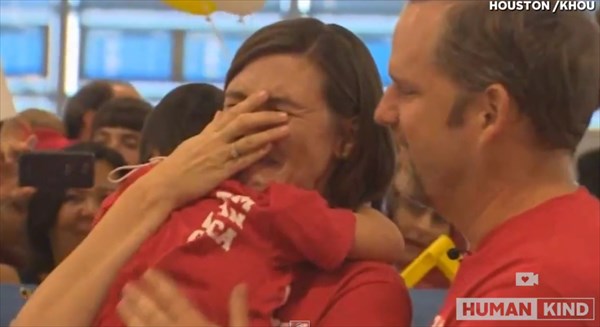 涙が溢れる ダウン症の女の子を養子に選んだ夫婦の初対面の瞬間があたたかい Buzzmag