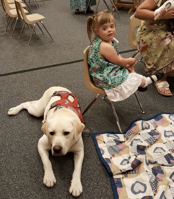 娘が学校にいるとき、家で訴えるように鳴き始めた介助犬。半信半疑で連絡してみると… BUZZmag