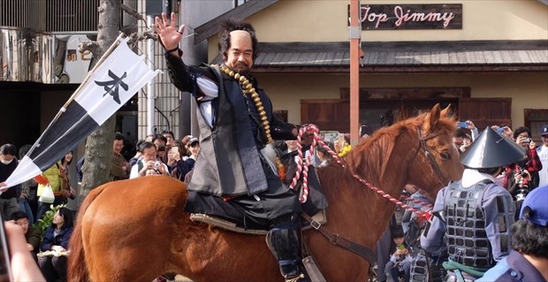 藤岡弘、扮する本多忠勝公を見送る人々の中に…「意外すぎる伏兵」が紛れていた(笑) BUZZmag