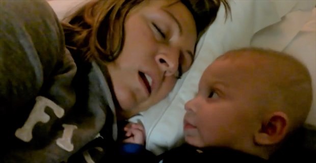 添い寝中の母親がイビキをかき始めた結果 赤ちゃんの反応に吹き出した Buzzmag