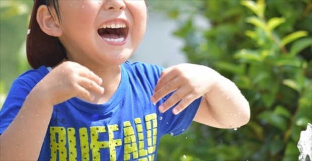 ため息をつく娘に 幸せが逃げるぞ と言う父 そこに弟がスライディングしてきて Buzzmag