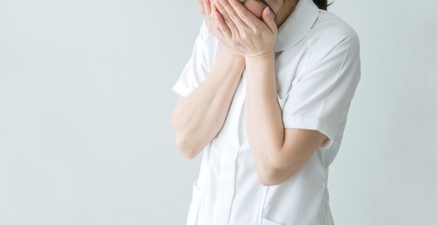 ツバをかけられて感情的に』 患者を平手打ちした看護師へ、ネット上では同情の声も | BUZZmag