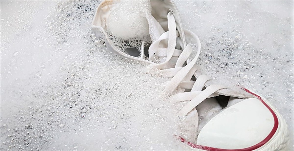 つけ置き洗い してる靴を 水に浮かなくするには 答えがコチラ Buzzmag