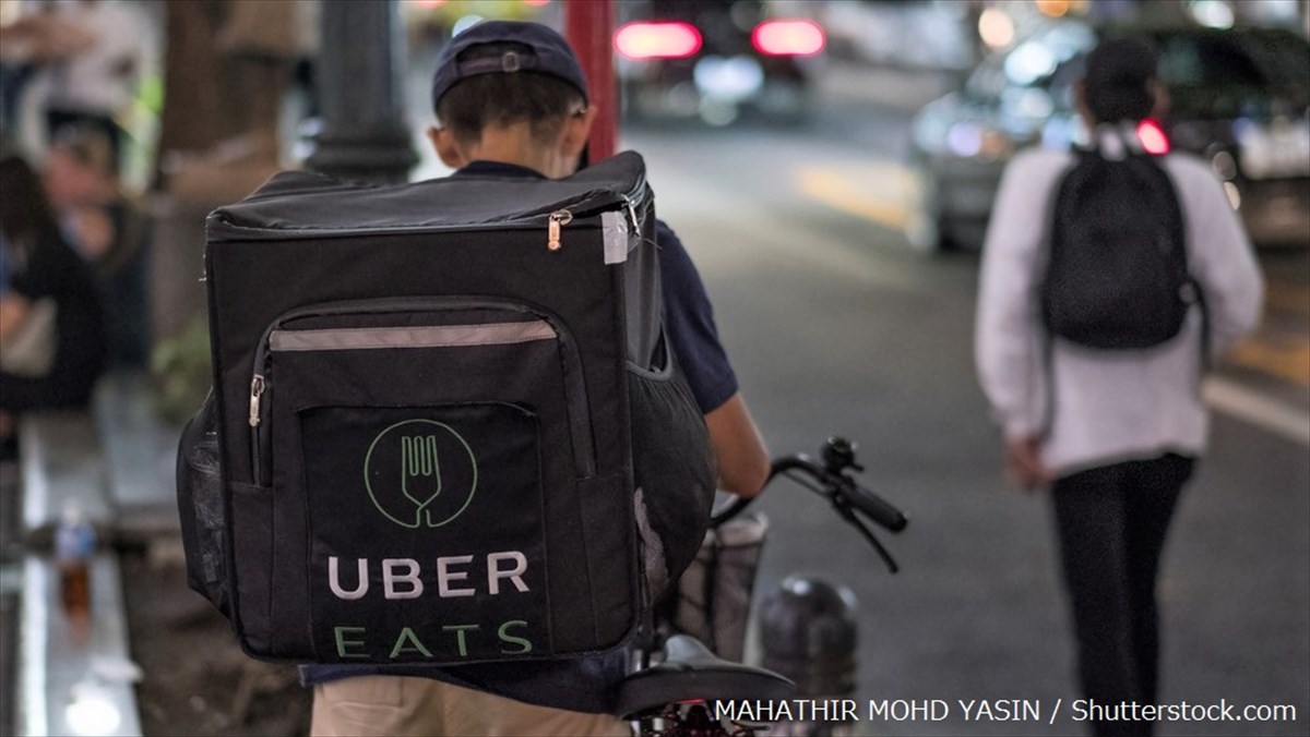 UberEats配達員の無茶な運転に、車がクラクションを鳴らしたらu2026呆れた 