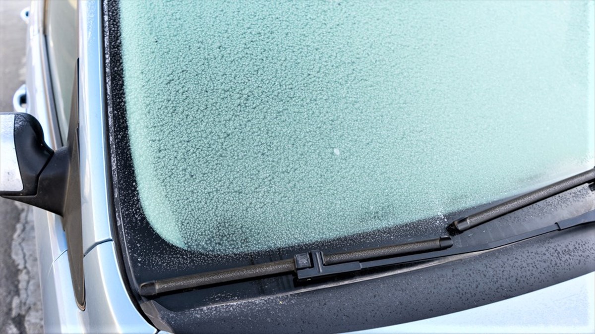 車のフロントガラスが凍ったら 身近な物だけで試せる 解決策 がコチラ Buzzmag